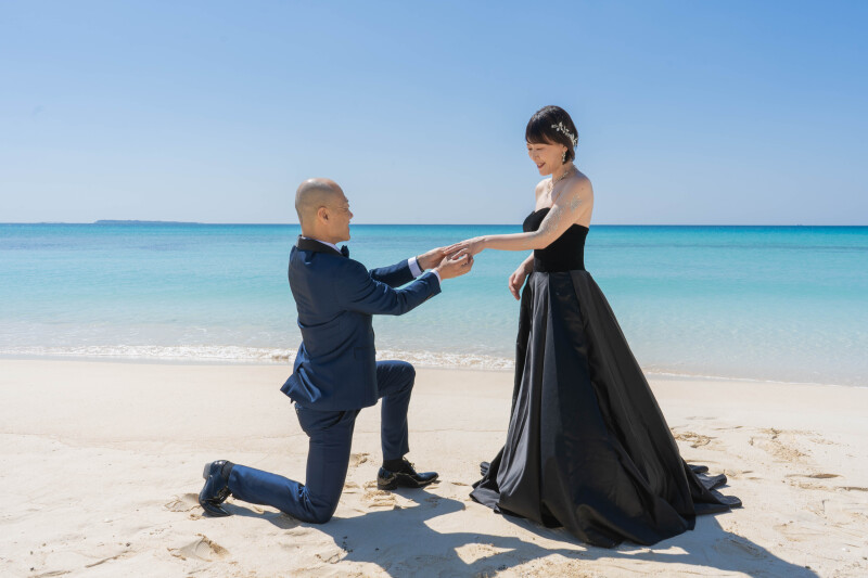 砂浜でのサプライズプロポーズ