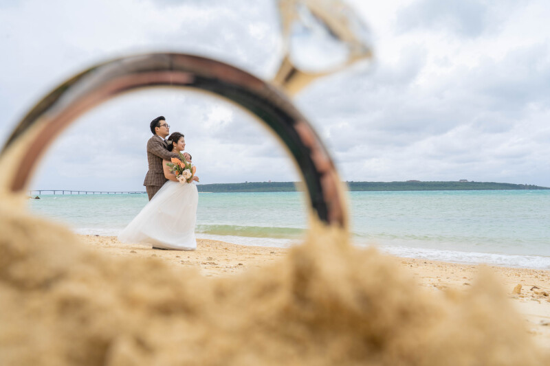 指輪越しに写すロマンチックフォト