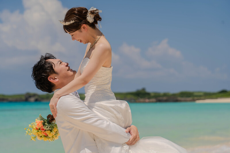 海辺で交わす笑顔、ふたりのはじまり