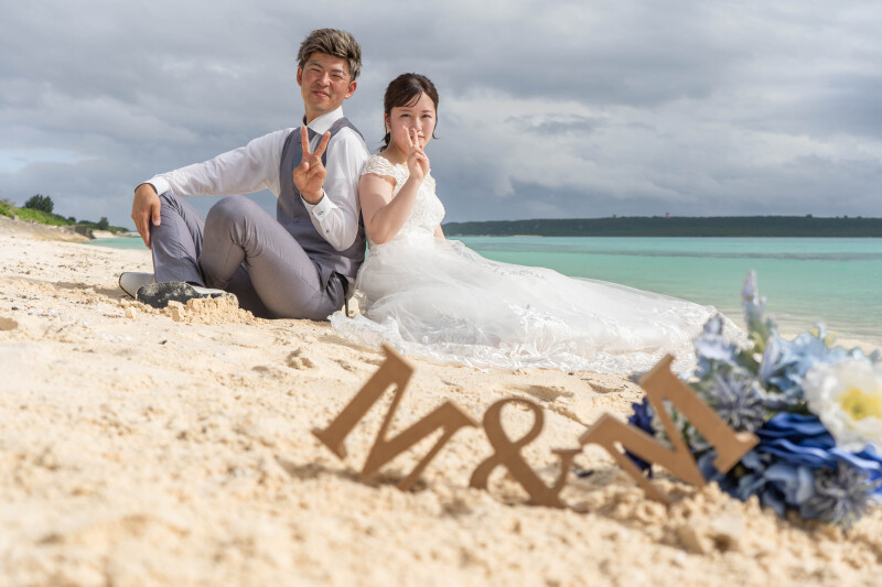 砂浜に腰掛けて、素のままのふたり