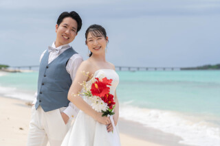 海を背景に刻む、ふたりらしい記念写真