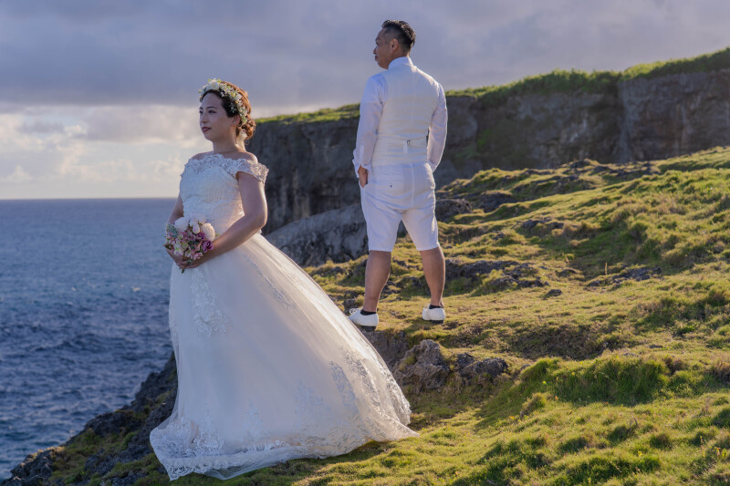 断崖に立つ、凛とした横顔