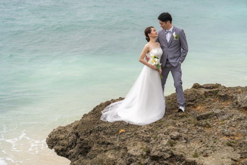 岩場で寄り添うドラマチックシーン