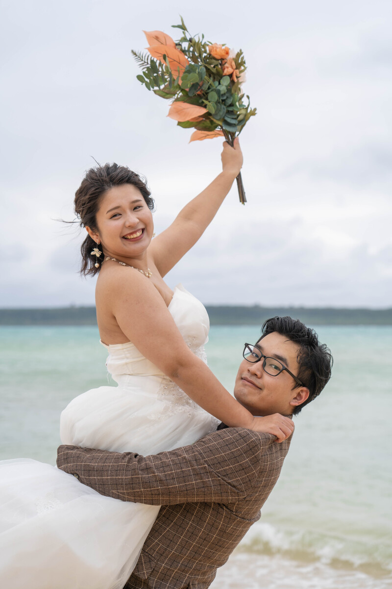 ブーケを掲げたハッピーショット