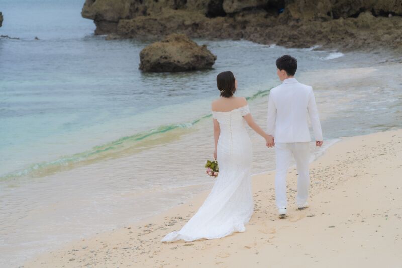 手をつないで歩く後ろ姿