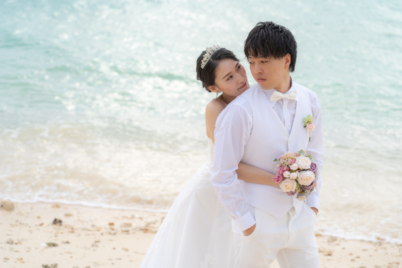 背中からそっと寄り添って