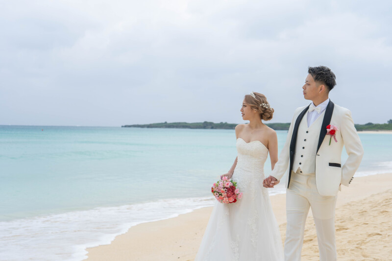 海辺を歩くナチュラルなシーン