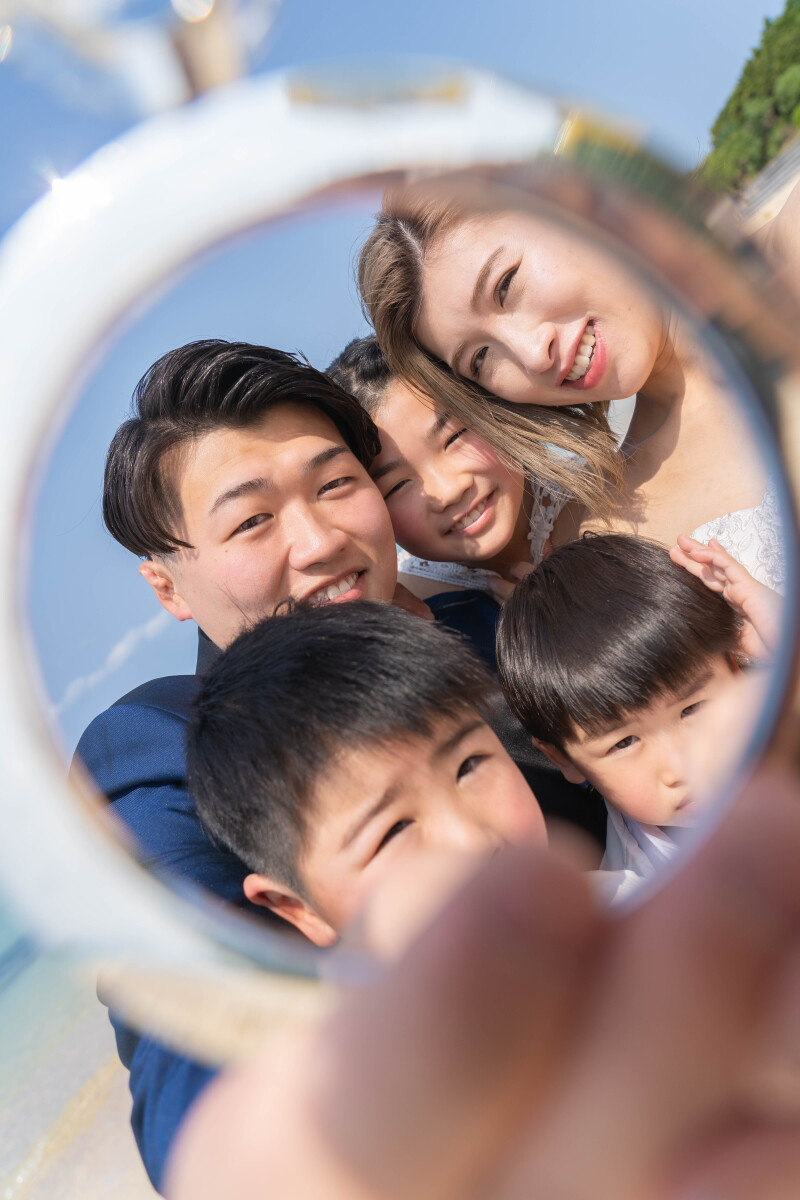 リング越しの家族ショット