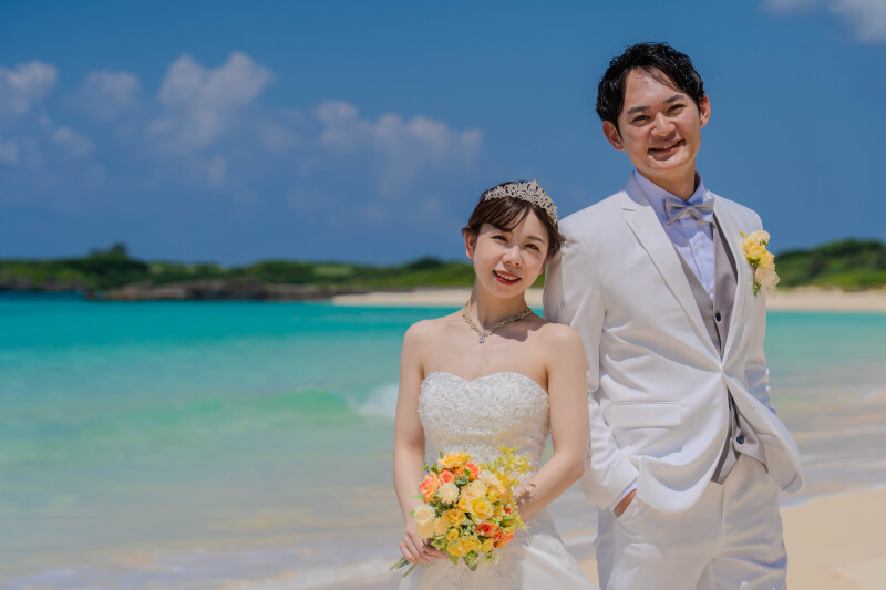 肩を寄せ合い、自然体の笑顔