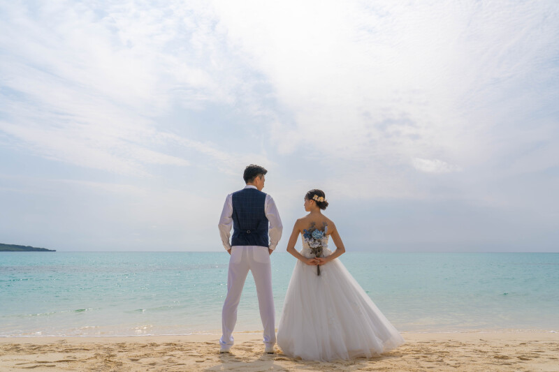 海を見つめるバックショット