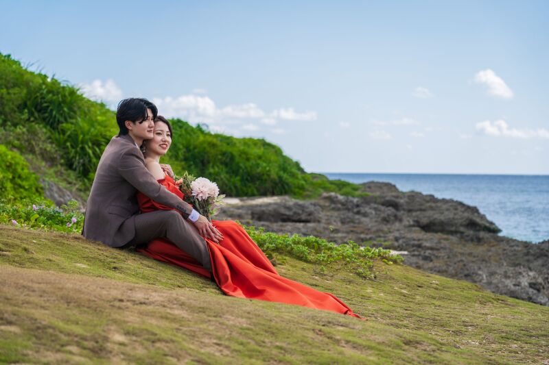 海風に包まれ寄り添うリラックスシーン