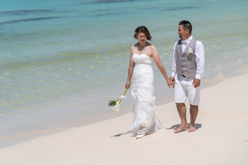 手をつないで浜歩き