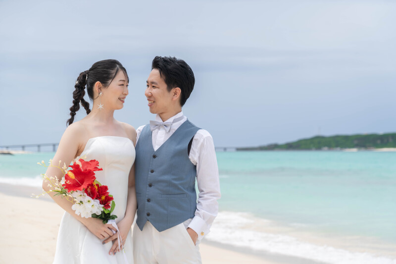 視線が重なる、穏やかな浜辺