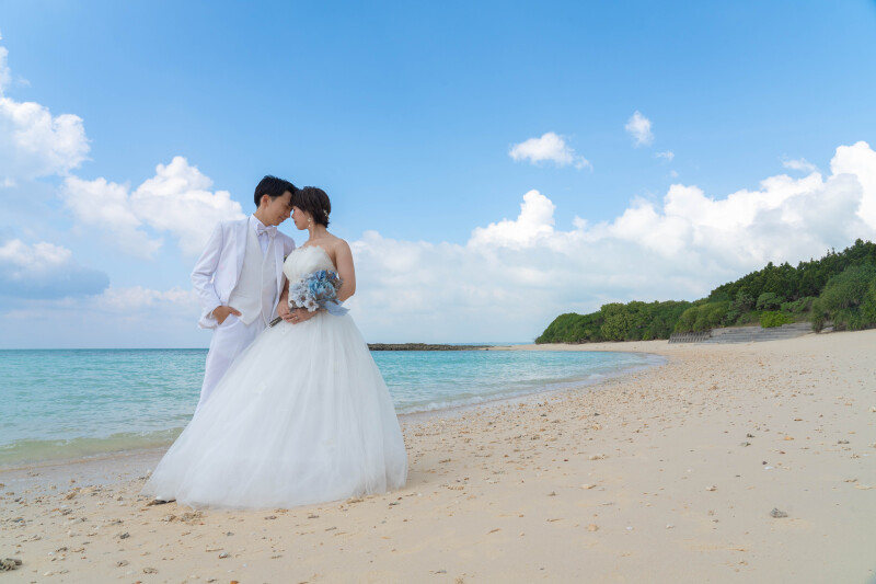 静かな浜辺で寄り添って