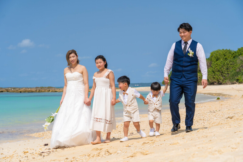 砂浜を歩く、家族の足並み