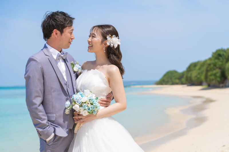 海と空が祝福する、ふたりだけのビーチフォトウェディング