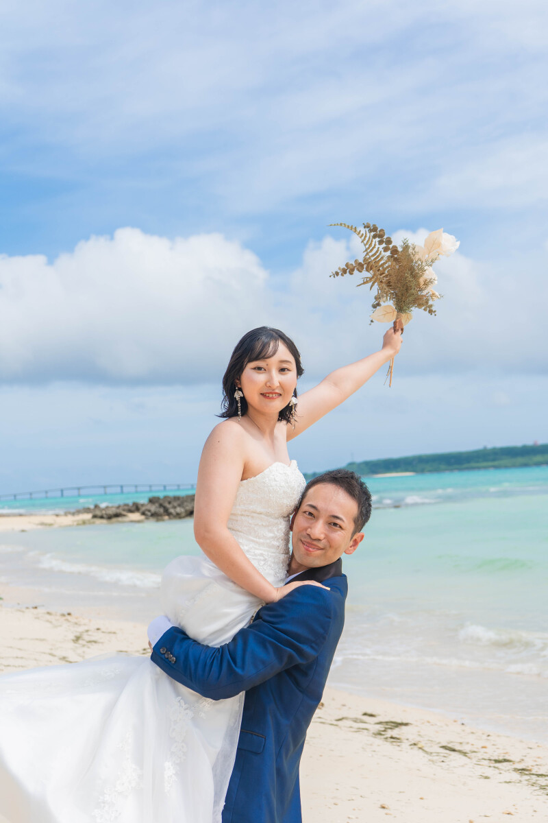 ブーケを掲げて