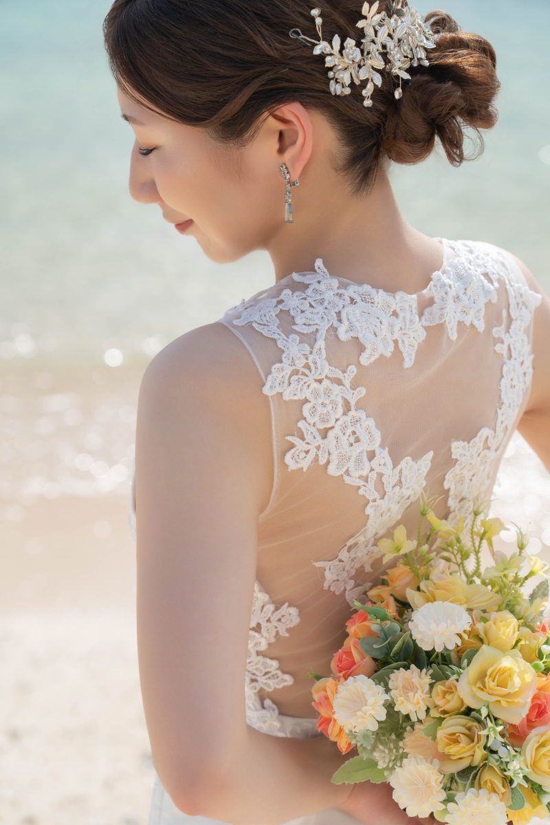 花嫁の美しさが際立つ後ろ姿