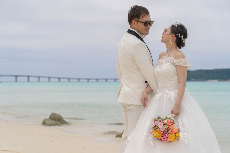 笑顔あふれるビーチショット