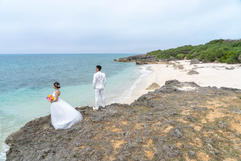 岩場に立つ、凛とした横顔
