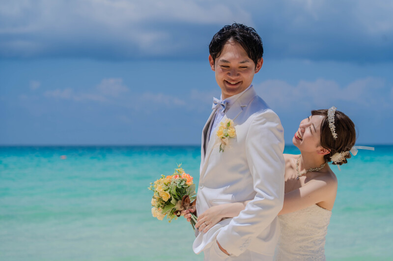 ふとした仕草にこぼれる笑顔