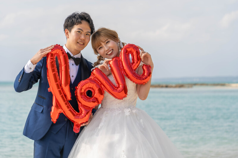 「LOVE」バルーンで楽しい記念ショット