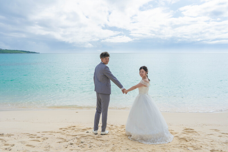 手を取り合い、未来へ歩き出す一歩