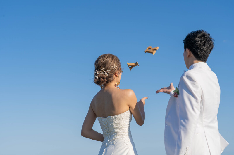 青空から夕景まで一日で描く、海辺のドラマティック