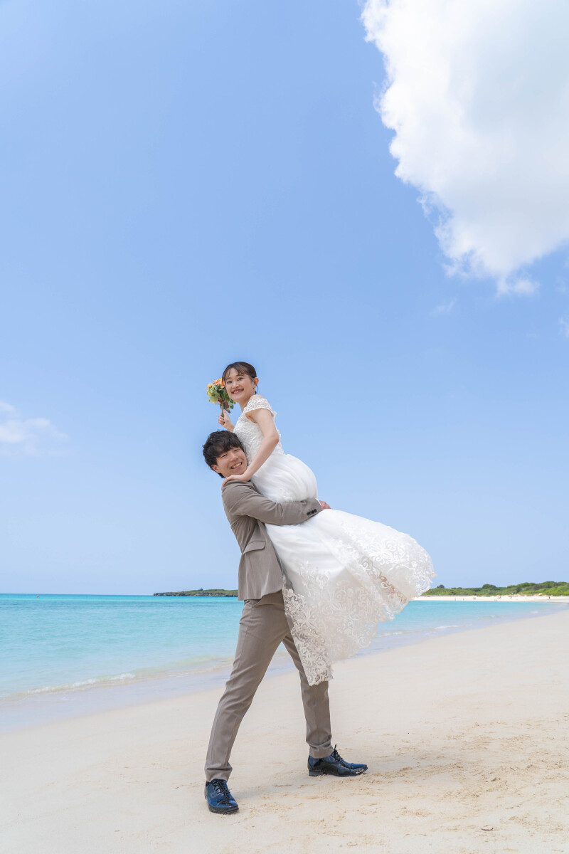 抱き上げショットで弾ける笑顔