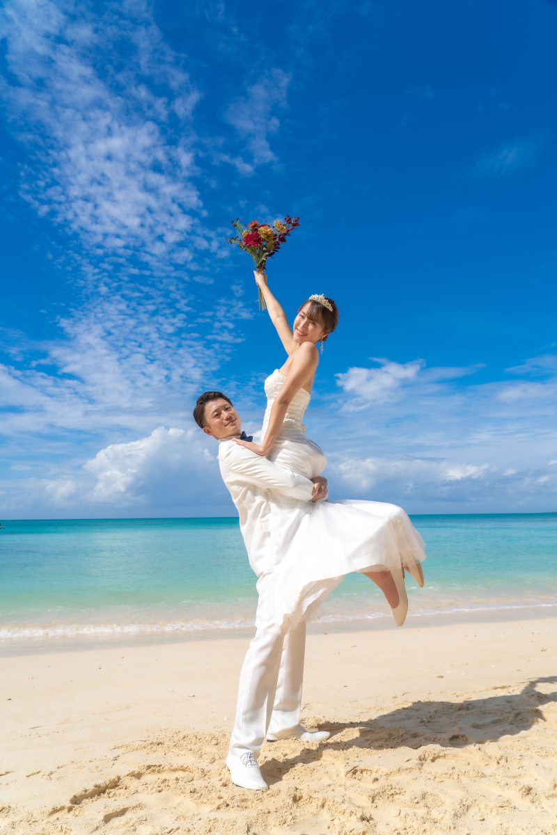 ブーケを掲げた爽快カット