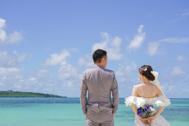 海を見つめる、未来への背中