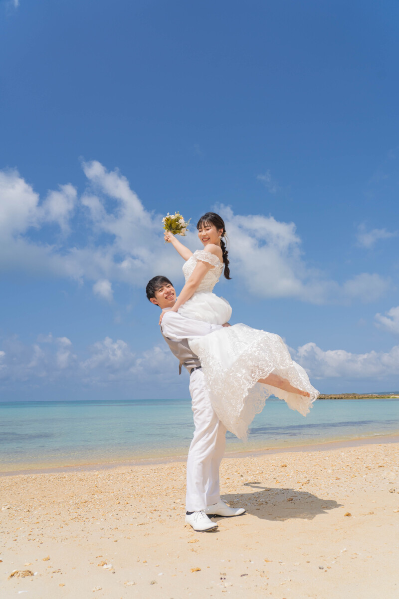 抱き上げショットで弾ける笑顔