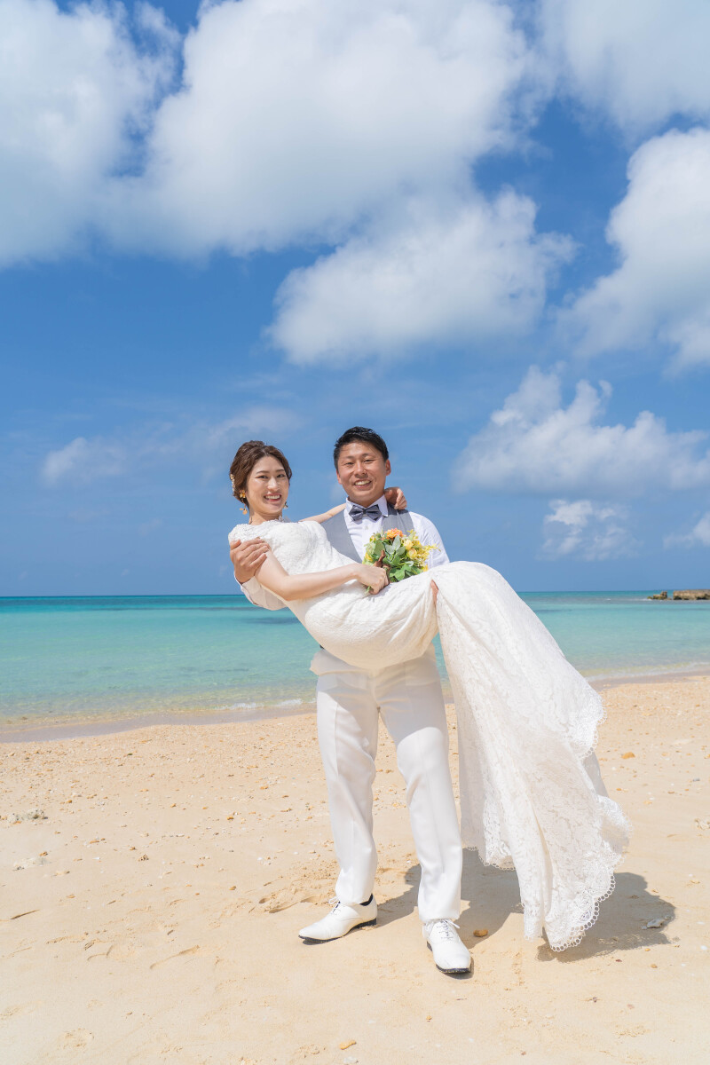 抱き上げショットで笑顔満開