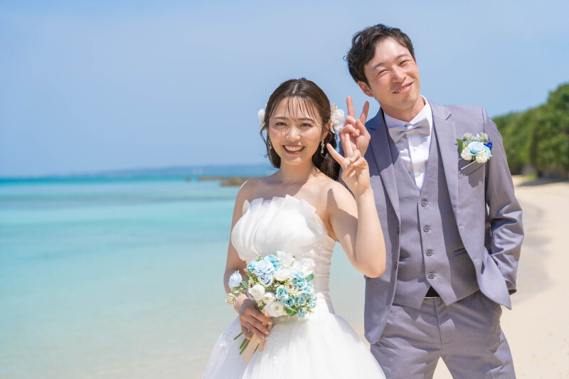 笑顔がはじけるビーチショット