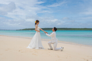 海に誓う、ふたりのはじまりの瞬間