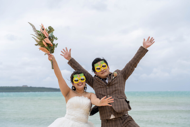 南国ビーチで楽しむジャンプショット