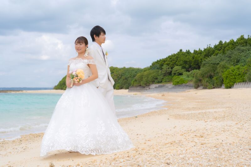 宮古ブルーを背に佇むおふたり