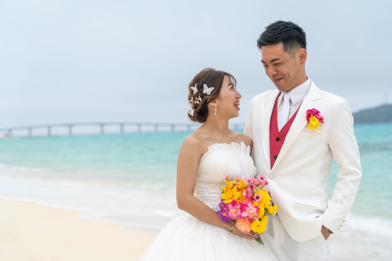 橋を望む、やわらかな笑顔