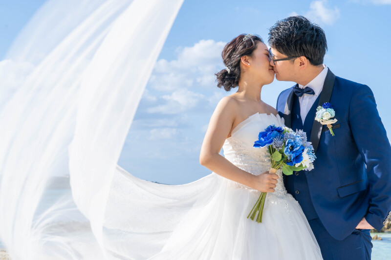 風になびくベールと、幸せのキス