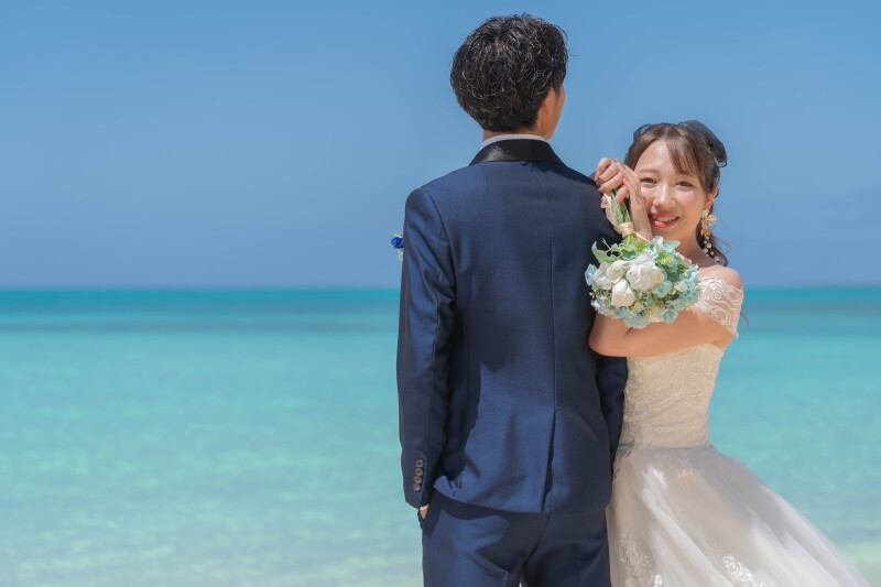 新郎の背中越しに見せる微笑み