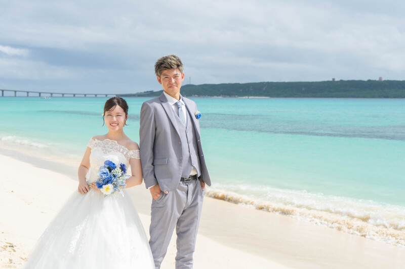 海と空に包まれる、並んで立つふたり