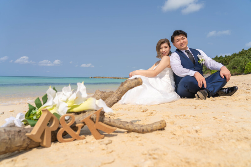 流木とイニシャルでつくるビーチフォト