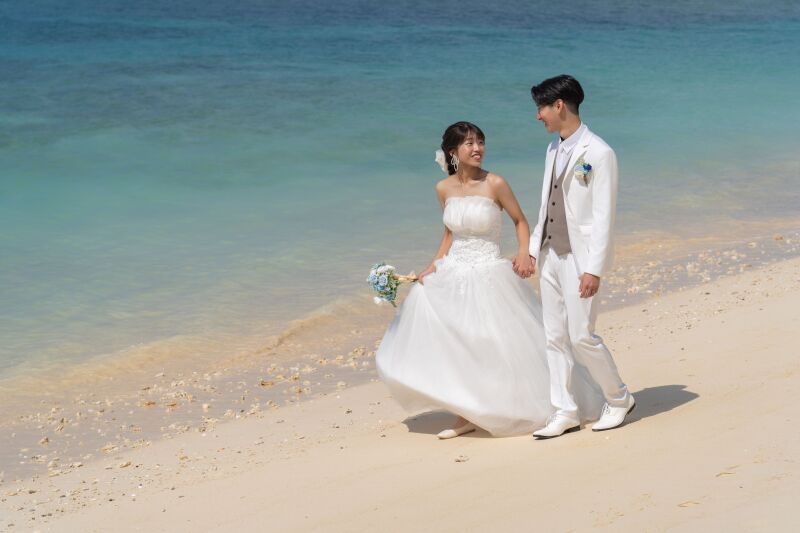 手をつないで歩く新しい道