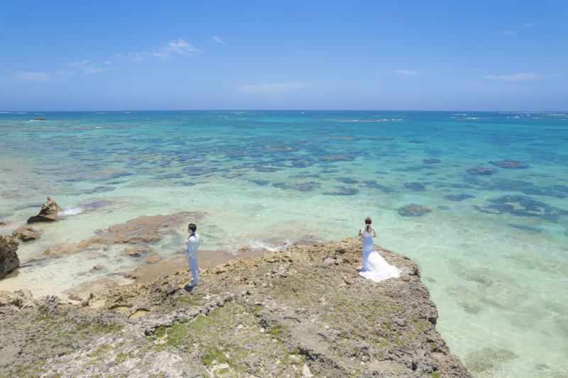 透き通る青い海