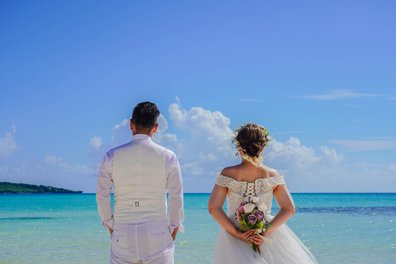 同じ景色を見つめる背中