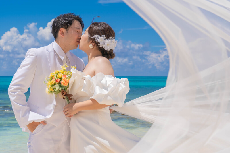 風に包まれるキス