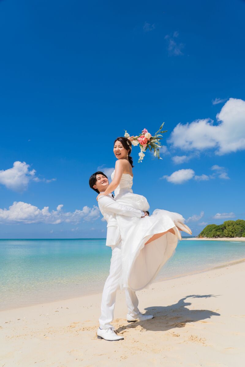 抱き上げショットで弾ける笑顔