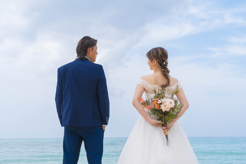 海を見つめる後ろ姿