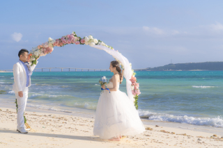 ウェディングアーチの下で