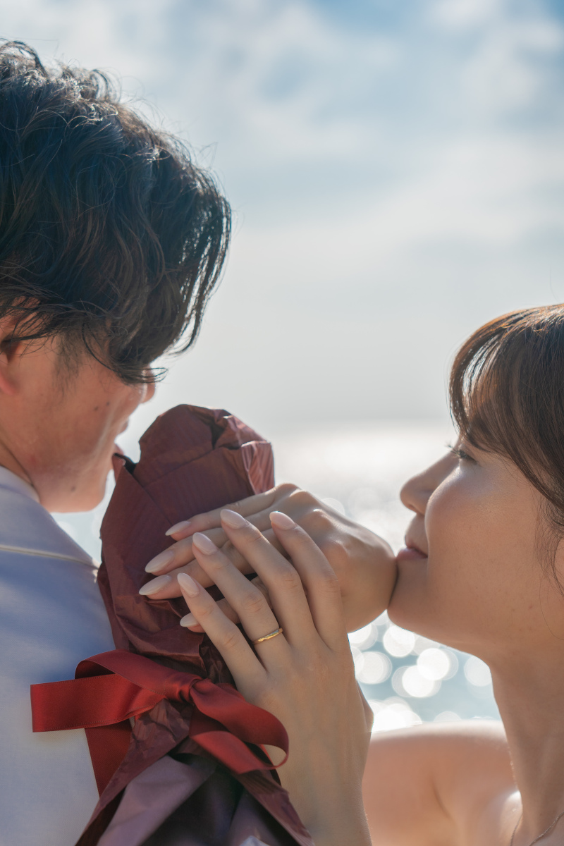 祝福の光に包まれた寄り添い